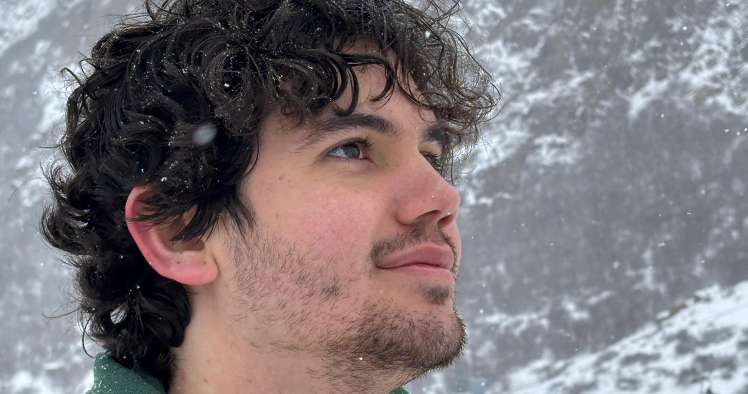 Neto Lócio, co-founder of ChampQuest and SEO strategist, photographed in a snowy mountain landscape, reflecting focus, resilience, and long-term thinking.