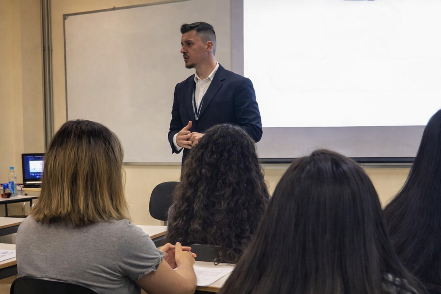 Jader Wolff Jr. teaching a Marketing class to college students.